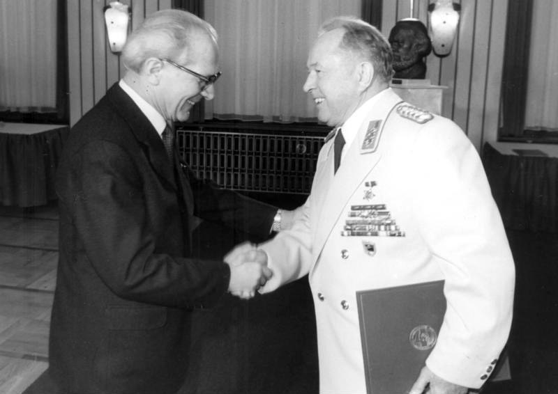 Bundesarchiv Bild Y 10 0097 91 30 Jahre MfS Erich Honecker Erich Mielke